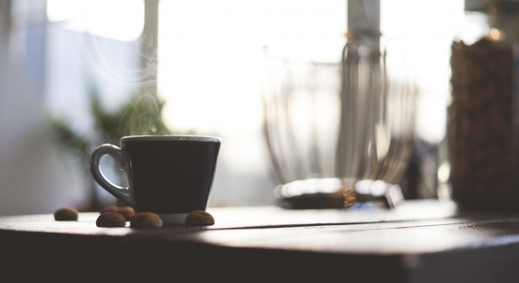 Kopi di atas meja